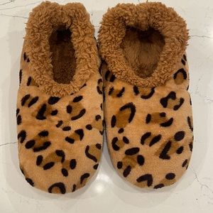 Snoozie’s Leopard Print Faux Sherpa, non slip slippers Women's Size Large